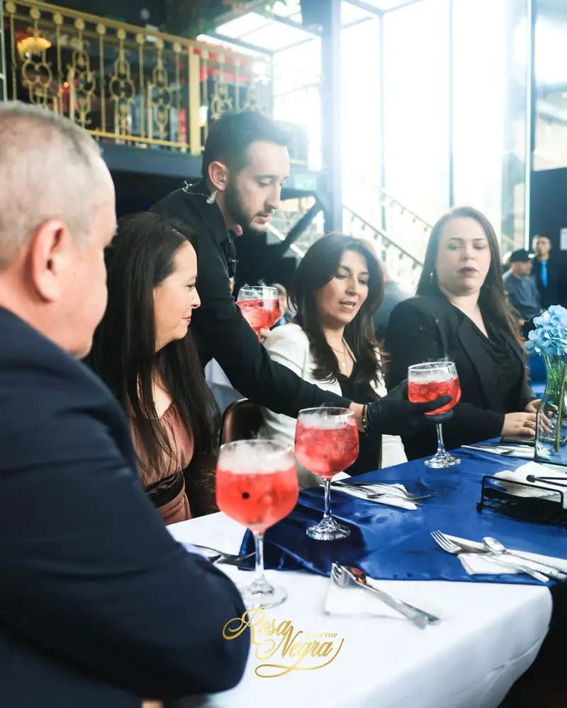Cena servida en un evento privado en Rosa Negra Rooftop