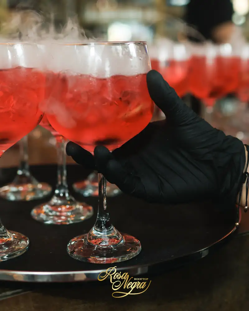 Coctelería de autor servida en Rosa Negra Rooftop