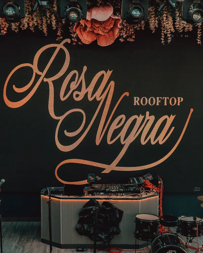 Escenario de Rosa Negra Rooftop con la marca de la casa